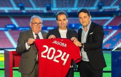 Sabalza, Arrasate y Braulio Vázquez tras el acto oficial de la renovación del técnico