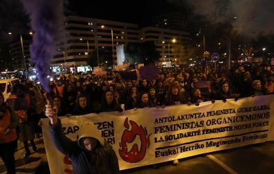 Cabecera de la manifestación en su salida en el parque de Antoniutti