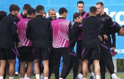 Los jugadores del FC Barcelona hacen un pasillo a Ronald Araújo por su cumpleaños durantre el entrenamiento de este miércoles