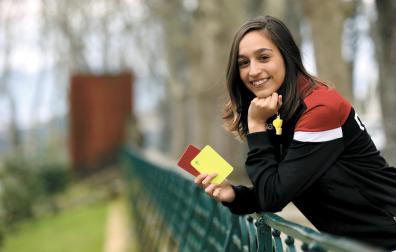 Andrea López Méndez, la primera árbitra navarra que ha debutado en Reto Iberdrola, posa en la calle Arrieta de Pamplona
