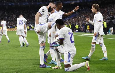 Benzema celebra con sus compañeros uno de los goles anotados contra el PSG