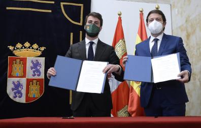Alfonso Fernández Mañueco (d), y el candidato de Vox a la presidencia , Juan García-Gallardo (i), muestran el pacto de gobernabilidad entre ambas formaciones
