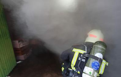 Los bomberos, apagando el fuego en Garralda