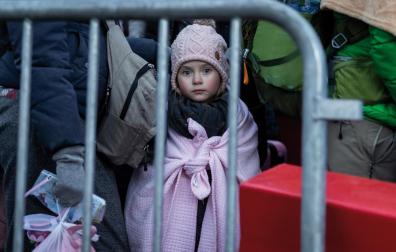 Una niña, el pasado jueves a su llegada junto a su familia a un campo de refugiados ucranianos en la localidad polaca de Medyka