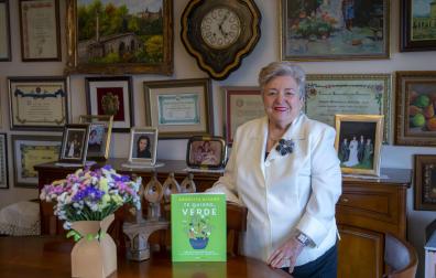Angelita Alfaro con el libro nuevo y el Premio Navarra de Gastronomía que recibió en 2009