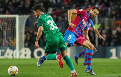 Iker Benito, que debutó como titular, regatea a Busquets