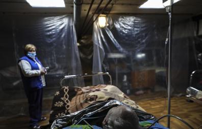 Una enfermera atiende a un paciente en el refugio subterráneo de un hospital en Zhytomyr