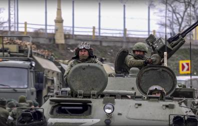 Militares rusos, en una carretera cercana a Kiev, en una imagen facilitada por el servicio de prensa del Ministerio de Defensa de Rusia el pasado 7 de marzo