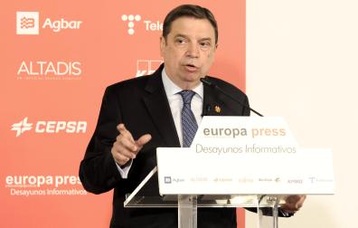 El ministro de Agricultura, Pesca y Alimentación, Luis Planas, interviene en un desayuno informativo de Europa Press, en el Hotel Villamagna