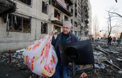 Un hombre recoge varios objetos de su casa en Kiev