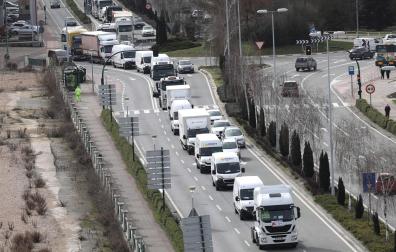 Caravana de camiones, en la entrada sur de Pamplona