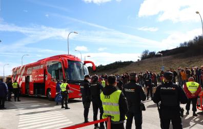 El autobús del Atlético de Madrid, a su llegada hace un mes a El Sadar