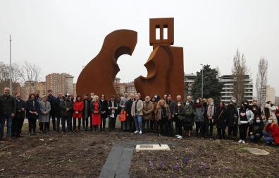 Foto de familia, con el nuevo monumento a Sabicas a la espalda, de la corporación municipal, el artista Carlos Ciriza y representantes de la cultura gitana en Pamplona