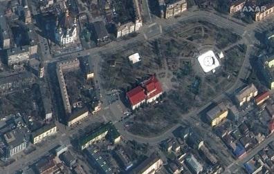 Imagen desde un satélite del teatro antes del bombardeo, con la palabra "niños" escrita en ruso en el pavimento