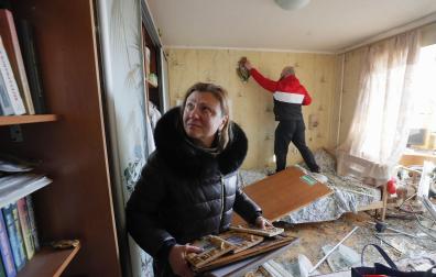 Una mujer recoge pertenencias de un piso afectado por una explosión en Kiev
