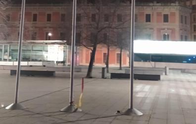 La bandera de España, caída ya de lo alto del mástil
