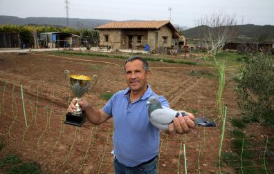 Pedro Casajús, con Viloria, la paloma que ganó en 2021 la Clásica del Norte.