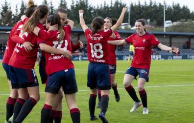 Las jugadoras rojillas celebran el triunfo