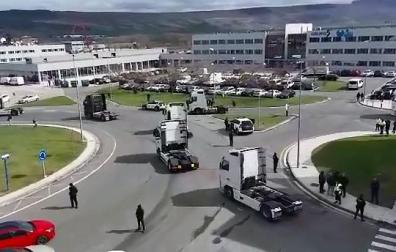 Los transportistas navarros han retomado este lunes sus protestas con una marcha lenta de camiones por las rondas de Pamplona. El sector del taxi, en un comunicado, ha informado de que se une a la protesta.
