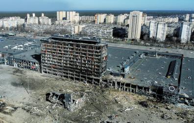 Vista general de los destrozos causados en el centro comercial Retroville, de Kiev, que fue bombardeado la madrugada del domingo al lunes por las tropas rusas