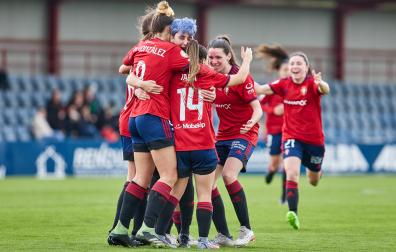 Las jugadoras de Osasuna femenino celebran un gol.