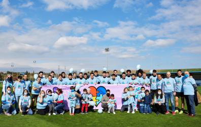 La plantilla del primer equipo de Osasuna posa con miembros de la Asociación Navarra de Autismo (ANA)