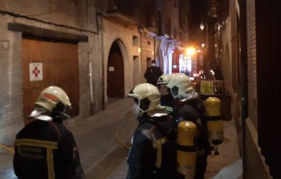 Bomberos de Navarra ante el edificio afectado en Estella