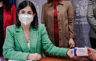La ministra de Sanidad, Carolina Darias, posa con una caja de Paxlovid, el antiviral de Pfizer contra el covid