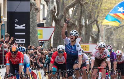 El británico Ethan Vernon entra vencedor en la meta de la quinta etapa de la Volta 2022