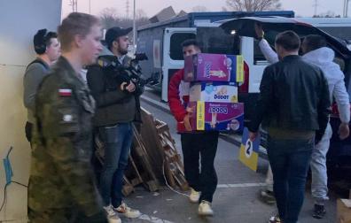 Rubén, descargando el material en la zona de logistica de Varsovia junto a un soldado polaco