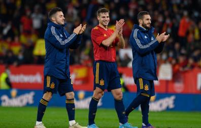 César Azpilicueta acompañado por Sarabia y Koke