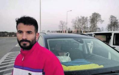 Rubén García, a primera hora de ayer, antes de emprender rumbo a Pamplona. Los coches están identificados con banderas de Ucrania