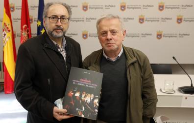 Víctor Iriarte sujeta el libro junto a José María Celaya, representante de la asociación cultural 50 aniversario grupo de teatro El Lebrel Blanco