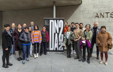 Artistas y colaboradores del programa DNA, reunidos ayer en el Teatro de Ansoáin
