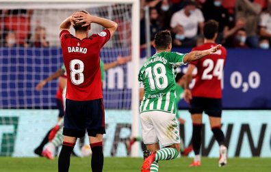 Darko Brasanac y Andrés Guardado durante el partido de ida en El Sadar