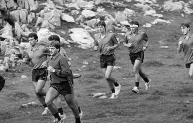 Pedersen, el segundo de la derecha, entre Lumbreras, Sola y Echeverría, corriendo por Belagua