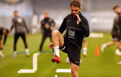 Adrián López durante el entrenamiento con el Málaga