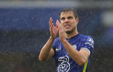 Soccer Football - Premier League - Chelsea v Southampton - Stamford Bridge, London, Britain - October 2, 2021  Chelsea's Cesar Azpilicueta applauds fans after the match REUTERS/David Klein EDITORIAL USE ONLY. No use with unauthorized audio, video, data, fixture lists, club/league logos or 'live' services. Online in-match use limited to 75 images, no video emulation. No use in betting, games or single club /league/player publications.  Please contact your account representative for further details.