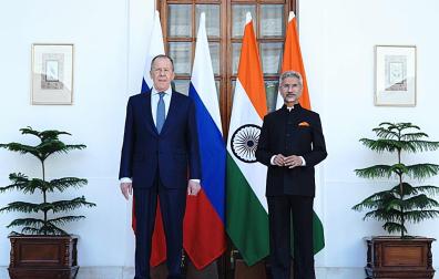 El ministro de Exteriores ruso, Sergey Lavrov, durante su reunión con su homólogo indio, Dr. S. Jaishankar, duranet su encuentro en Nueva Delhi
