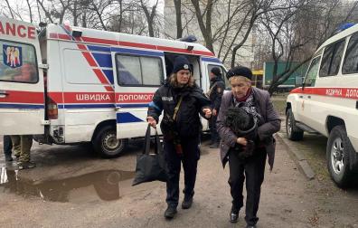 Una mujer evacuada de la localidad ucraniana de Irpin