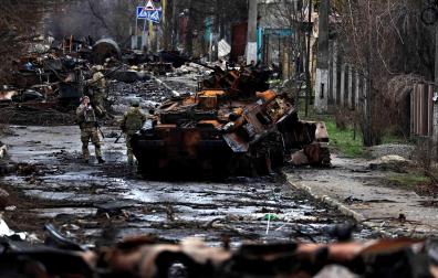 Un soldado se fotografía junto a un tanque ruso destruido