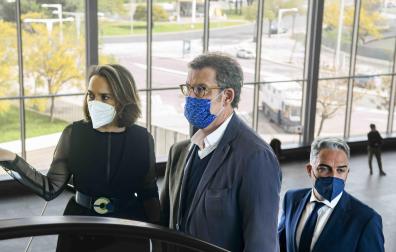 El presidente del PP, Alberto Núñez Feijóo (c); la nueva secretaria general del partido, Cuca Gamarra (i), y nuevo número tres en la nueva estructura nacional del PP, Elías Bendodo