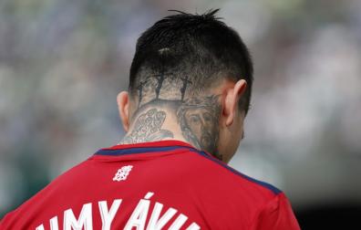 El Chimy Ávila, cabizbajo en el césped del estadio Benito Villamarín