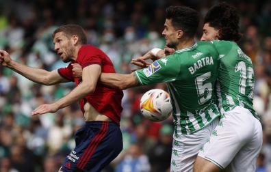 Darko, junto a los defensores béticos Bartra y Bellerín