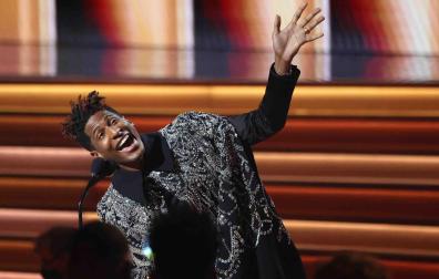 Jon Batiste recibe uno de los galardones