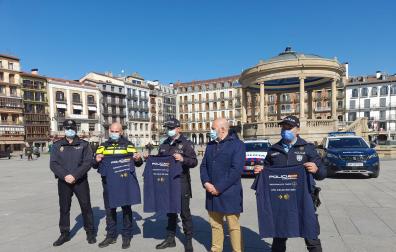 Los agentes de Portugal y Países Bajos, junto con el delegado del Gobierno en Navarra, José Luis Arasti, y el jefe regional de Operaciones de la Jefatura Superior de Policía, Carlos Moreno