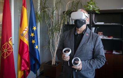 El consejero Juan Cruz Cigudosa interactúa en el metaverso del Gobierno de Navarra durante su presentación