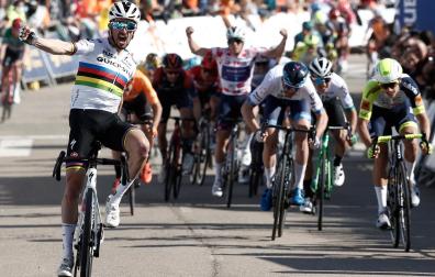El francés Julian Alaphilippe vence al sprint en la segunda etapa de la 61ª Vuelta al País Vasco, la Itzulia 2022, entre Leitza y Viana