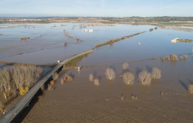 El tramo de carretera N-113 cerrado por inundación durante la crecida del Ebro a su paso por Castejón en diciembre