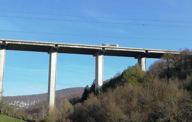 El viaducto de Astomela, en la imagen, es el más alto de Navarra, junto con el de Marín, en Almandoz.
